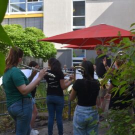 Jung besucht Alt: Bläserklasse sorgt für gute Laune im Vincenzhaus