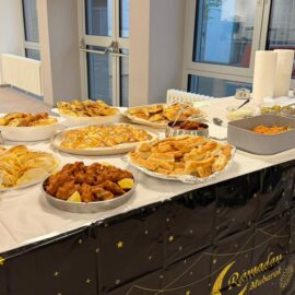 Gemeinsames Fastenbrechen in der Pausenhalle