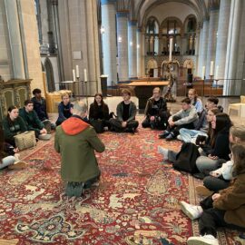 Zehntklässler:innen entdecken den Essener Dom