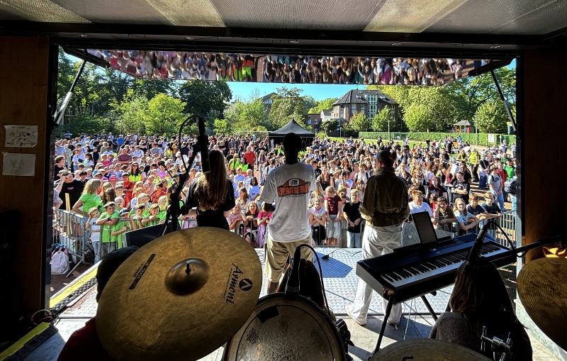 2026-09-15-Tag-der-Demokratie-Schulband-wartet-auf-Auftritt